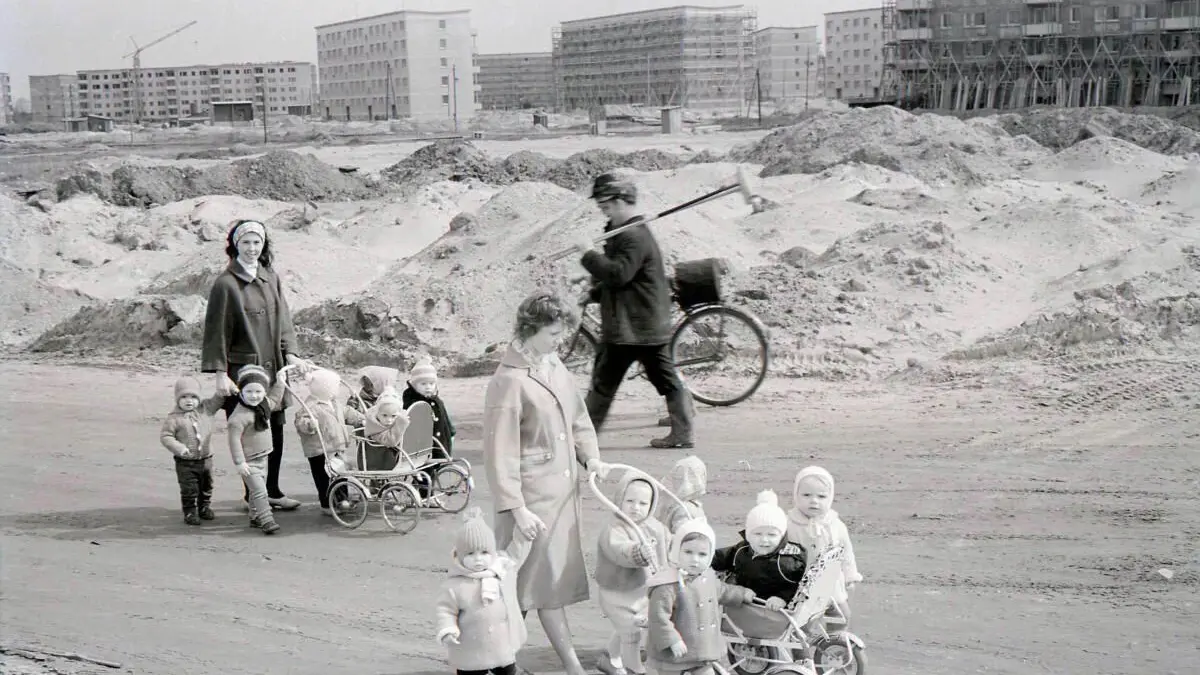 Frauen mit Kindern in Schwedt. Früher galt die Oderstadt als jung - heute ist die Bevölkerung deutlich älter. Wie steht es um den demografischen Wandel in Schwedt?