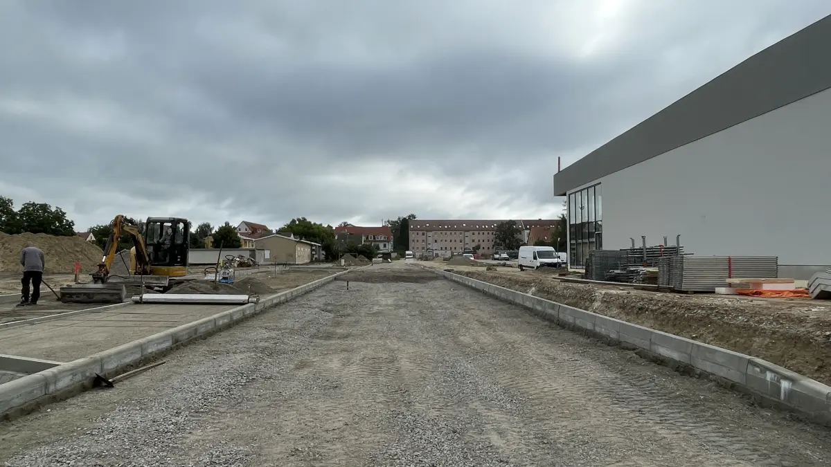 Erschließung von Seelow-Süd: An der Planstraße B, hier der Blick auf die Frankfurter Straße werden aktuell Parkplätze gebaut.