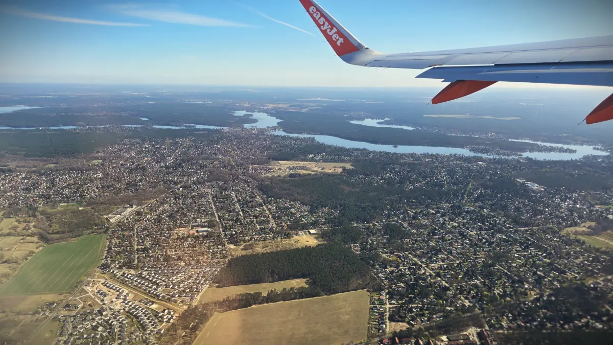 Blick aus einem startenden Flugzeug am Flughafen BER auf Schulzendorf, Eichwalde und Zeuthen. Die Gemeinden leiden besonders unter dem Lärm des Flugverkehrs.
