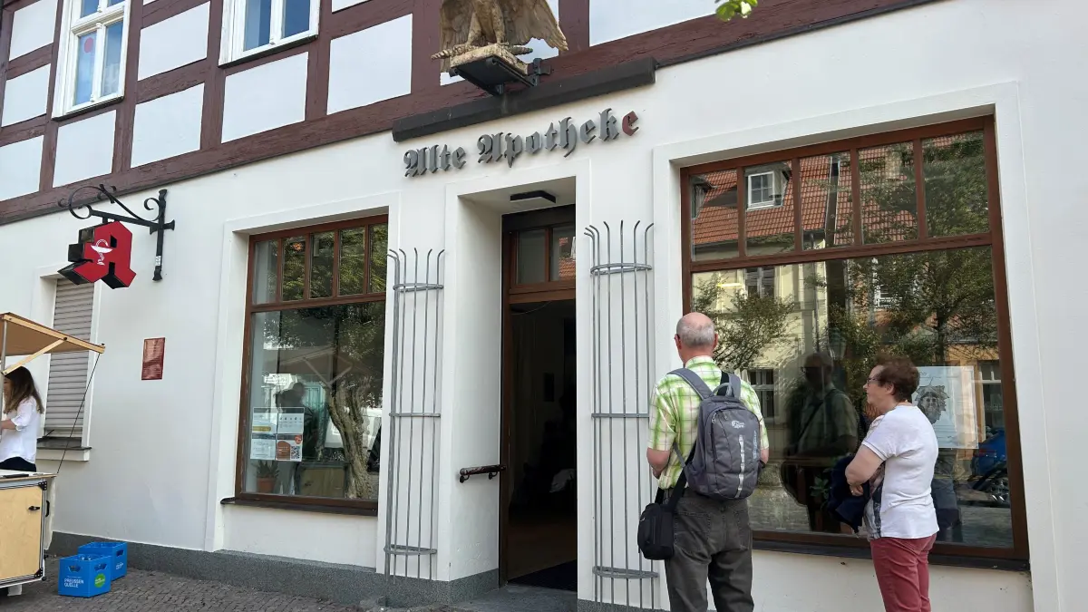 Gegen den Leerstand in der Innenstadt von Angermünde: die Alte Apotheke wird derzeit zu einem modernen Co-Working-Space umgebaut. Was daneben aber noch möglich ist, zeigt eine Kunstausstellung.
