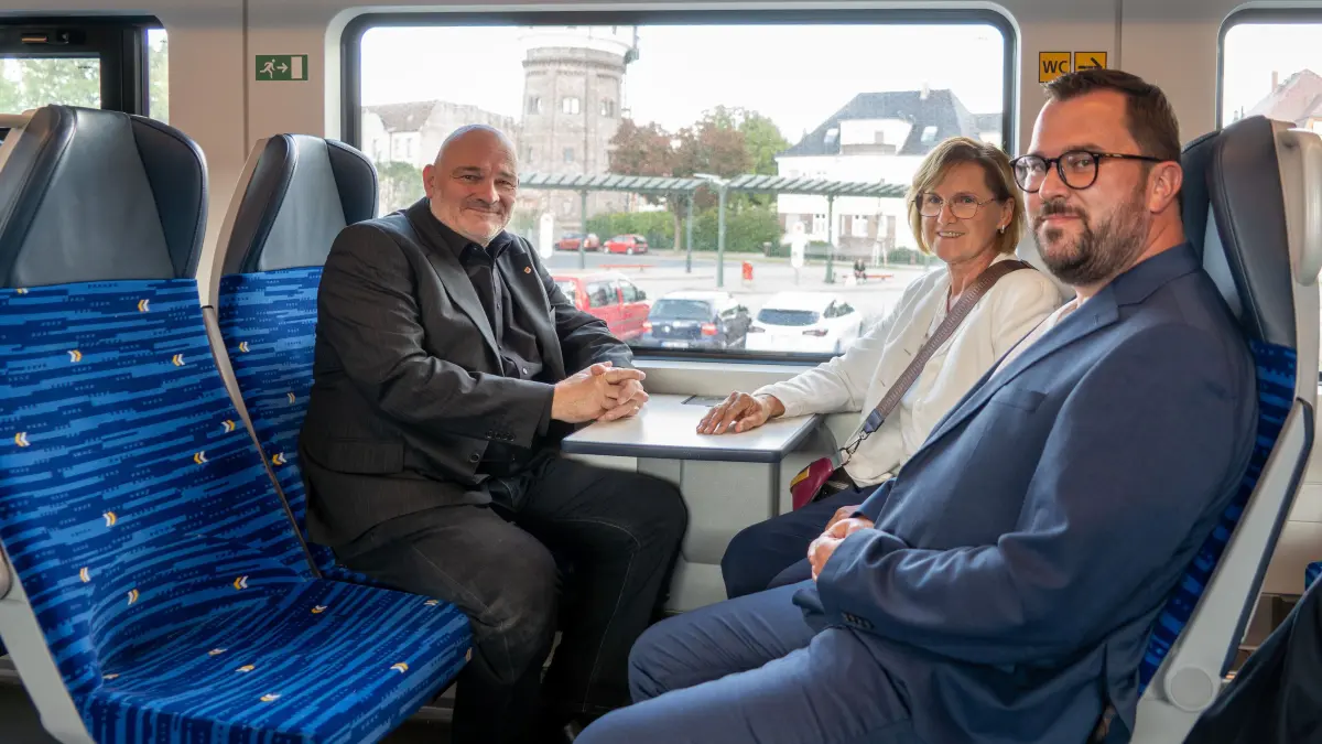 Robert Crumbach,: Angermünde, 24.07.2026: Minister Robert Grumbach fährt mit Bürgermeisterin Annekathrin Hoppe und NEB-Geschäftsführer Sebastian Achtermann in der RB61 von Angermünde nach Schwedt..