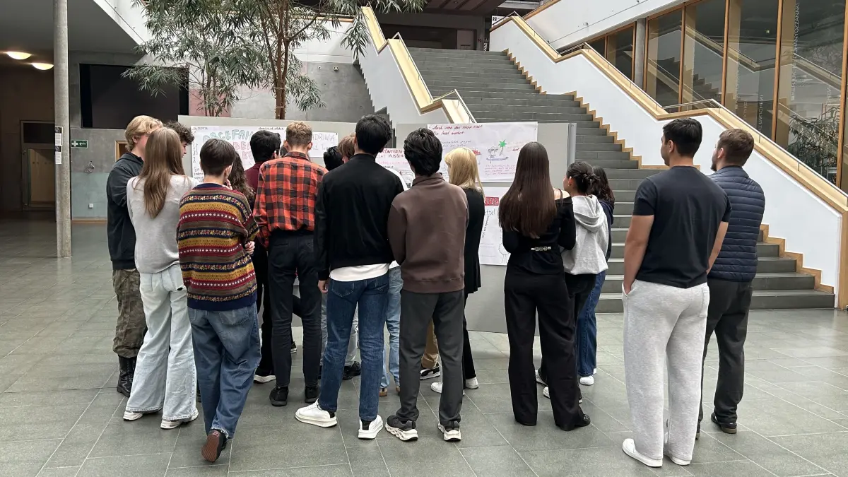 Zukünftige Studis diskutieren Ergebnisse der Gruppenarbeit im Deutschkurs. Der ist Teil des Fast-Track Programms der Universität Viadrina in Frankfurt (Oder).