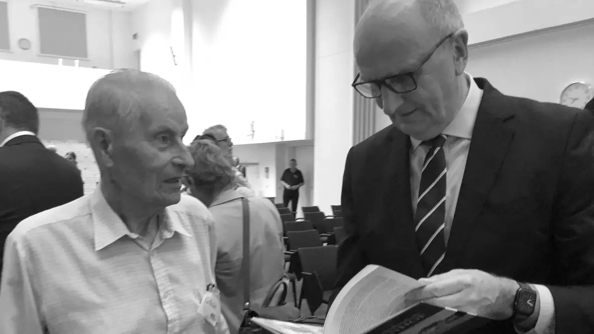 Der Oranienburger Peter Kallabis (links) suchte im September 2023 bei einem Bürgerdialog das Gespräch mit dem brandenburgischen Ministerpräsidenten Dietmar Woidke (SPD). Drei Jahre zuvor war er von ihm geehrt worden. Nun ist Kallabis gestorben.