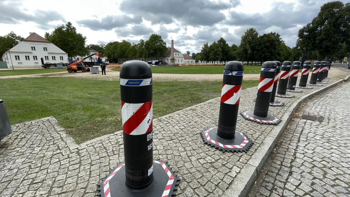 Mit mächtigen Pollern abgeriegelt: Entlang der Karl‑Marx-Allee in Neuhardenberg bei Seelow hat die Polizei am Montag, 24. August, mit massiven Pollern und Zäunen das gesamte Schlossareal abgesperrt.