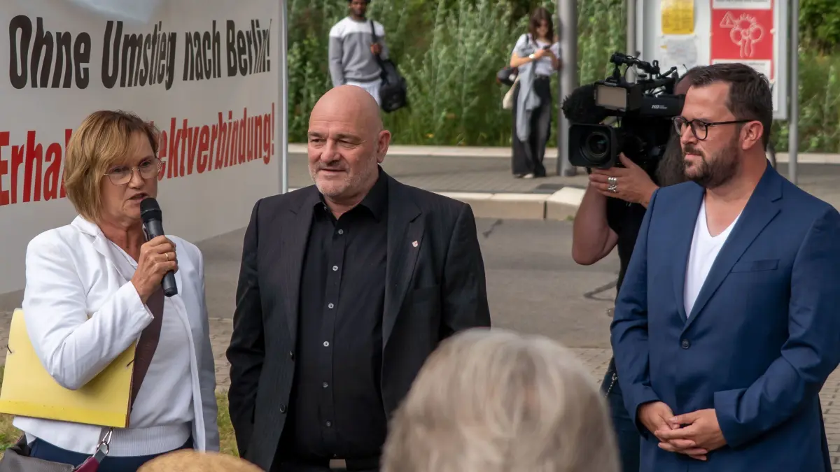 Robert Crumbach,: Schwedt, 24.07.2026: Bürgermeisterin Annekathrin Hoppe, Minister Robert Grumbach und NEB-Geschäftsführer Sebastian Achtermann