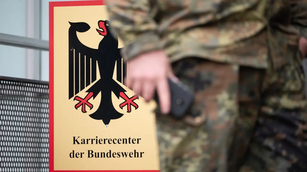 Bundeswehr-Karrierecenter: ARCHIV - 02.08.2023, Baden-Württemberg, Stuttgart: Im Karrierecenter durchlaufen Bewerber die medizinische Musterung und weitere Eignungstests. (zu dpa: «Karrierecenter der Bundeswehr mit Farbbeuteln attackiert») Foto: Marijan Murat/dpa +++ dpa-Bildfunk +++