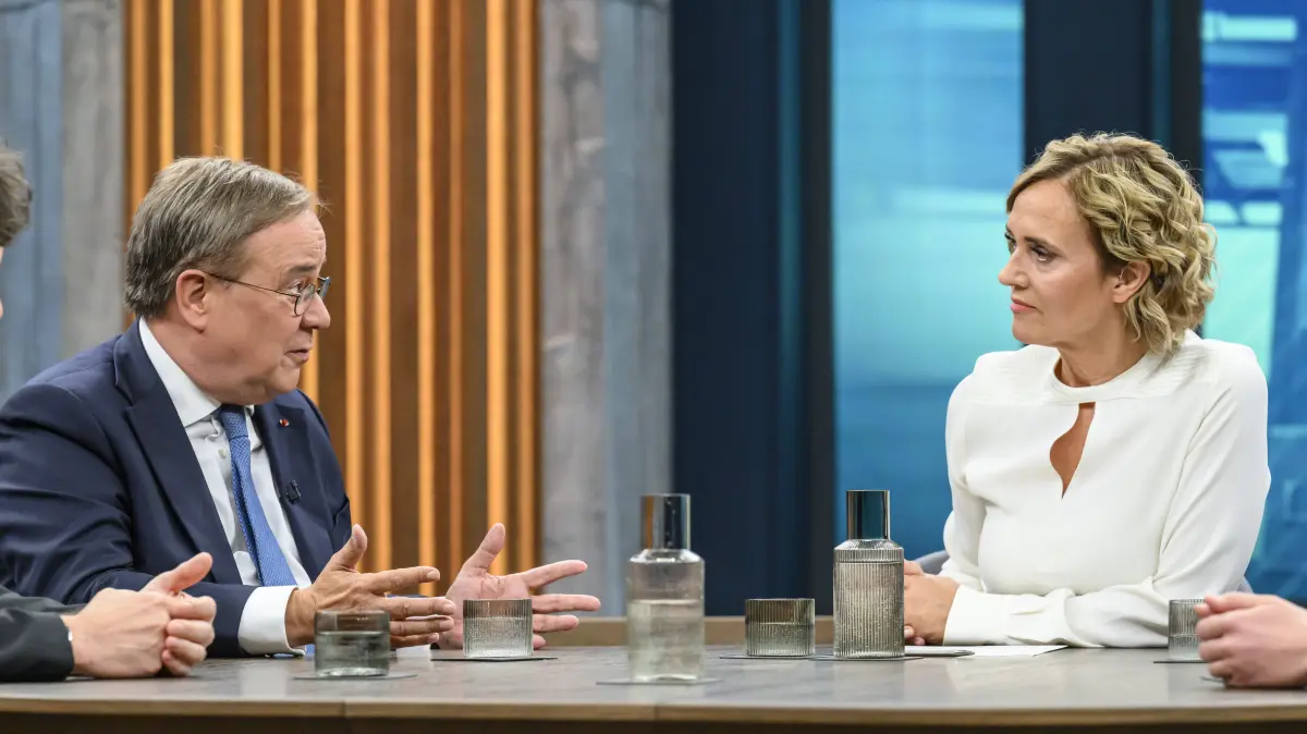 im Bild v.l.: Armin Laschet, CDU-Bundestagsabgeordneter und ehemaliger CDU-Vorsitzender, Caren Miosga, GER, Berlin, Studio, zu Gast bei - Caren Miosga, Polittalk, TV, Format, Aufzeichnung, aufgezeichnet, Das Erste, aus Adlershof - am Studio 20, Thema: Ist die Brandmauer noch zu halten Im Bezug auf - Die AfD und die Landtagswahl in Sachsen-Anhalt. 23.08.2026, *** In the picture, from left: Armin Laschet, CDU member of the Bundestag and former CDU chairman Caren Miosga, GER, Berlin, studio, guest on Caren Miosgas show, political talk show, TV, program, recording, pre-recorded, Das Erste, from Studio 20 in Adlershof, topic: Can the fire wall still be maintained Regarding the AfD and the state election in Saxony-Anhalt on August Copyright: HMBxMedia/UwexKoch