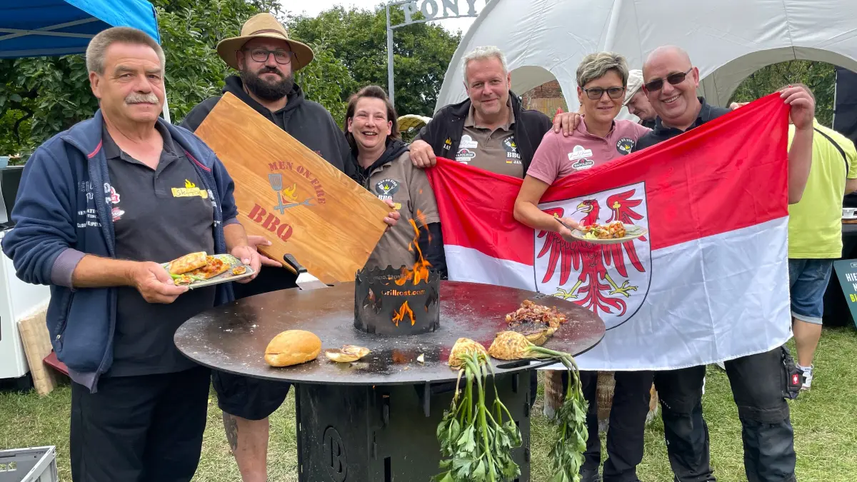Das Grill-Team "Men on Fire" aus Philadelphia bei Storkow kennt sich aus der Freiwilligen Feuerwehr. Hier bei den Landesgrillmeisterschaften Berlin-Brandenburg am 23.08.2026 auf Schloss Diedersdorf