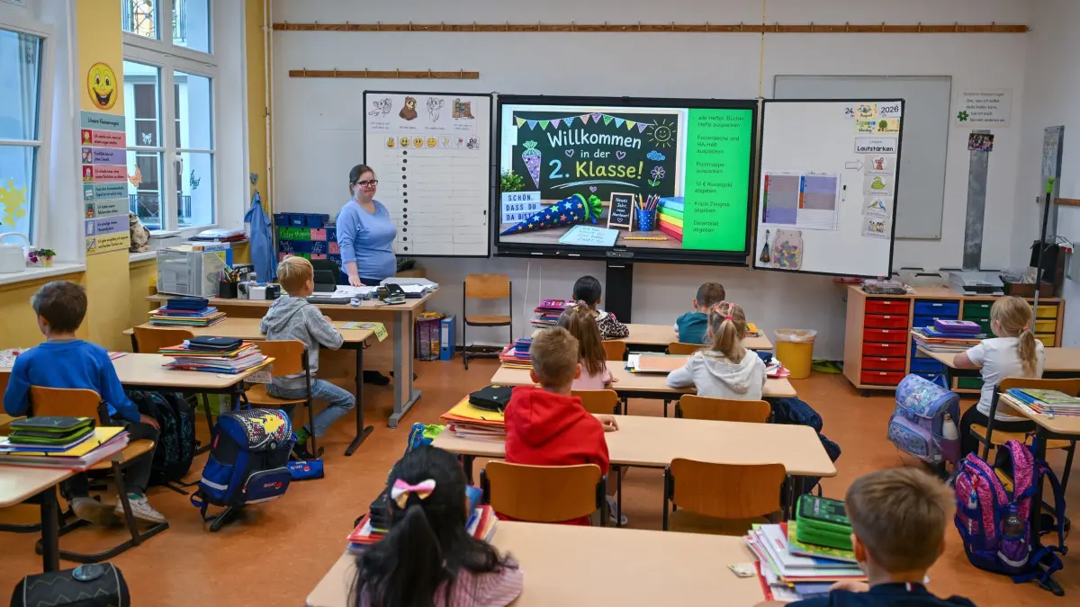 Erster Schultag nach den Sommerferien in Berlin und Brandenburg: 24.08.2026, Brandenburg, Eisenhüttenstadt: Justine Winkelmann, Lehrerin, unterrichtet Kinder der 2. Klasse in der Erich-Weinert-Grundschule an ihrem ersten Schultag nach den Sommerferien in Berlin und Brandenburg. Berlin und Brandenburg starten mit Rekordzahlen von Schülerinnen und Schülern ins neue Schuljahr. Foto: Patrick Pleul/dpa +++ dpa-Bildfunk +++