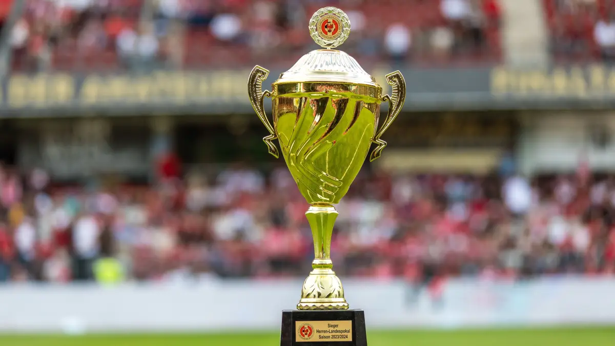 Landespokal Brandenburg FC Energie Cottbus vs. SV Babelsberg 03: Der Pokal steht auf dem Spielfeld.