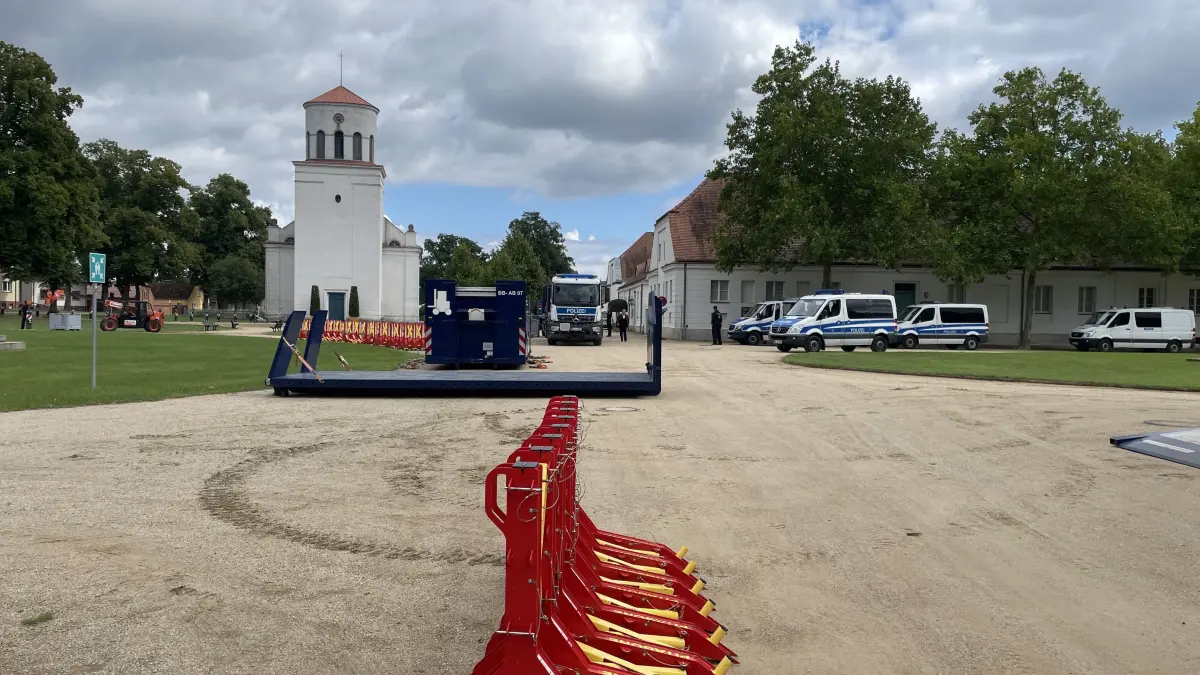 Polizei rüstet auf: Der Anger mit der Kirche und das Schlossareal wurden am Montag abgesperrt.