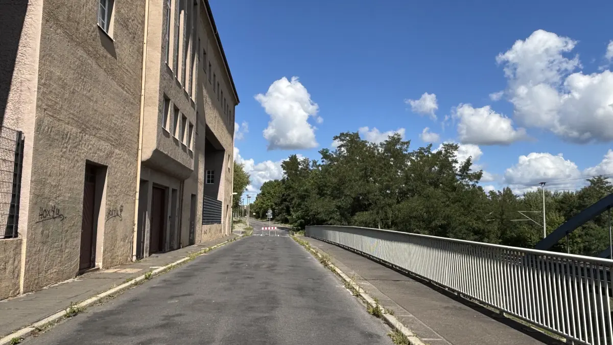 Die marode Brücke in Eisenhüttenstadt ist mit der Zwillingsschachtschleuse verbunden, die unter Denkmalschutz steht. Der Abriss und Neubau stellt deshalb vor Herausforderungen.