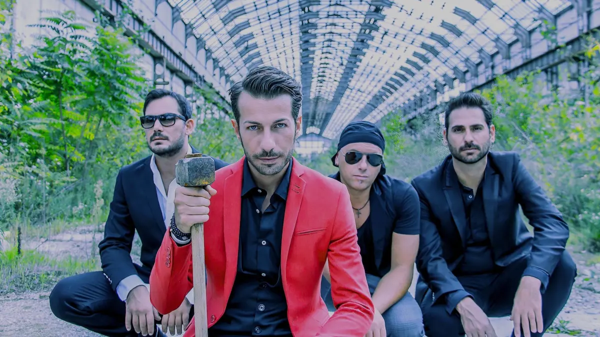 Depeche Mode mit Mode inside. Seit 2015 begeistern sie mit ihrer leidenschaftlichen Hommage an die coolste Band aller Zeiten.