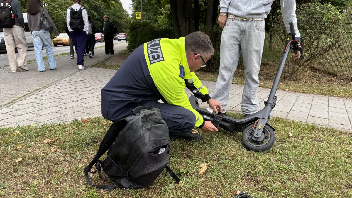 Ohne Versicherungs-Kennzeichen unterwegs. Revierpolizist Björn Wolf kontrollierte zum Schulanfang vor allem auch die Fahrer der immer beliebteren E-Roller.