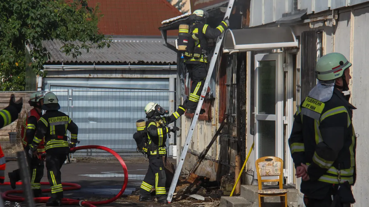 Brand in der Maxim-Gorki-Straße in Königs Wusterhausen. Feuerwehr im Einsatz.