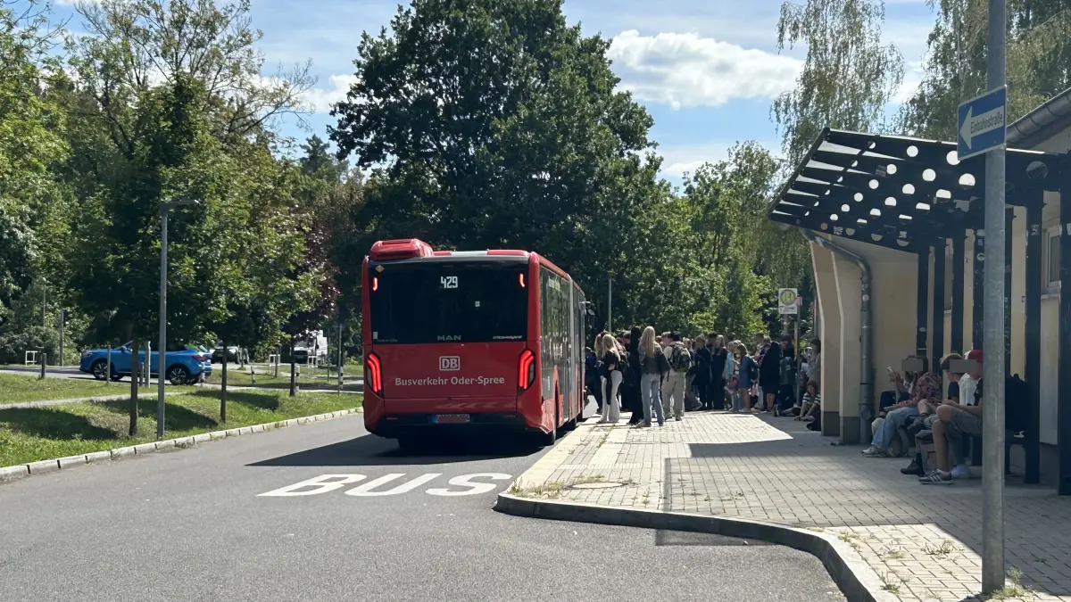 Ein Bus der Linie 429 hält an der Haltestelle „Grünheide Schule“ am Löcknitcampus. Die Sperrung der L23 im Zuge der Verkehrsanbindung des neuen Bahnhofs Fangschleuse hat für Schülerinnen und Schüler vor Ort weitreichende Folgen.