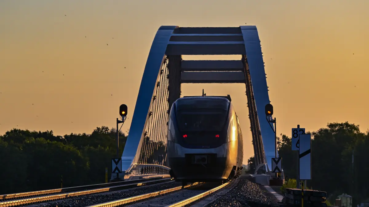 Die Brücke ist schon da, die das polnische Kostrzyn mit Küstrin-Kietz verbindet. Mit Geschwindigkeiten von bis zu 120 Kilometer je Stunde kann die Brücke zweigleisig befahren werden. Doch der Ausbau lässt auf deutscher seite noch auf sich warten. (Archivbild)