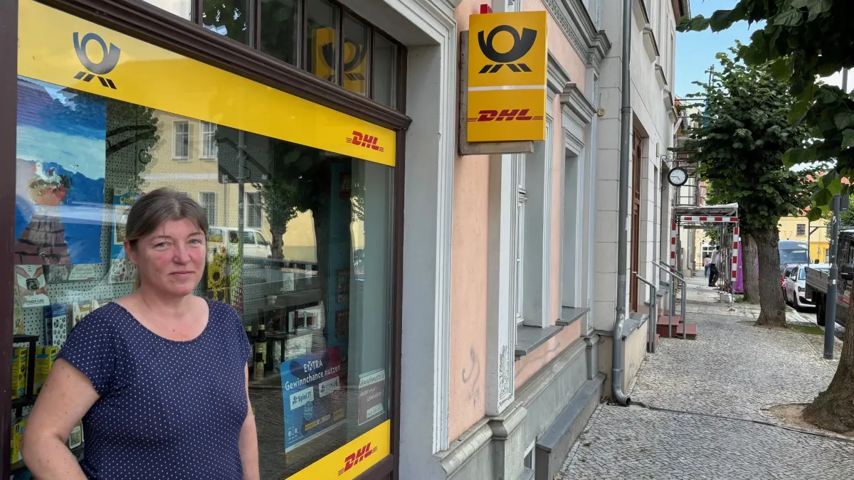 Jana Philipp vor der von ihr betriebenen Partnerfiliale der Post in Poststraße 6 in Altlandsberg