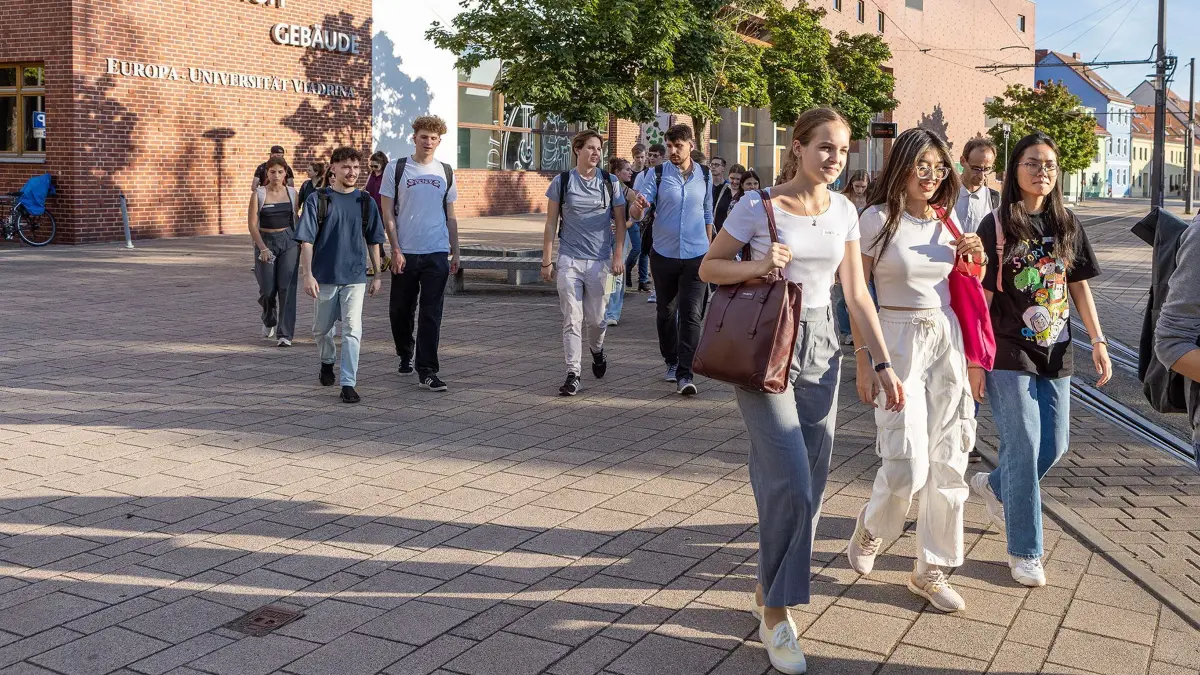 Studierende der Europa-Universität Viadrina in Frankfurt (Oder) am Gräfin-Dönhoff-Gebäude.