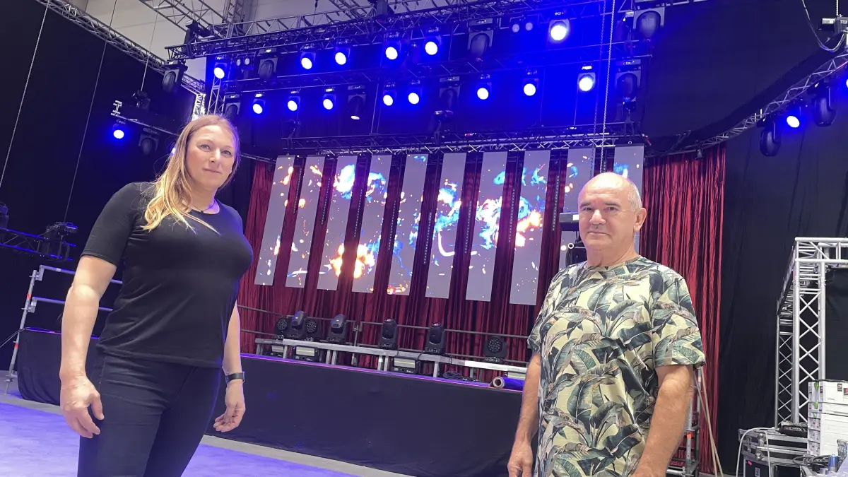 Jennyfer Schulze und Puhdys-Manager Rolf Henning vor der High-Tech-Bühne im neuen Veranstaltungssaal im VGP-Gewerbepark Bernau. Die ersten Promis stehen schon in den Startlöchern. Wer kommt noch?