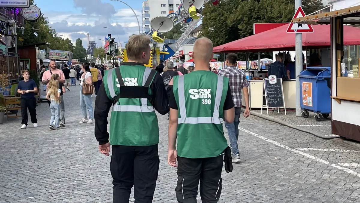 Mitarbeiter eines Security-Unternehmens sorgen unter anderem beim Stadtfest 2026 wieder für Sicherheit. Ihren Anweisungen ist Folge zu leisten.