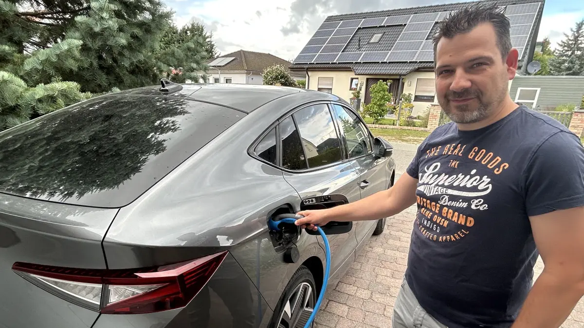 Stefan Schütte pendelt jetzt elektrisch zur Arbeit nach Neuruppin. Das E-Auto hat ihm der Arbeitgeber als Dienstwagen zur Verfügung gestellt. Das hat viele Vorteile.