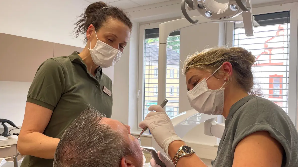 Dr. Sarah Uhlig und ihre Zahnarzthelferin Cornelia Klaus kümmern sich in der neuen Praxis in Fürstenwalde um einen Patienten.