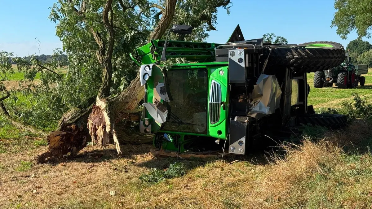 Traktor mit Glyphosat verunglückt auf der L22 bei Schönermark