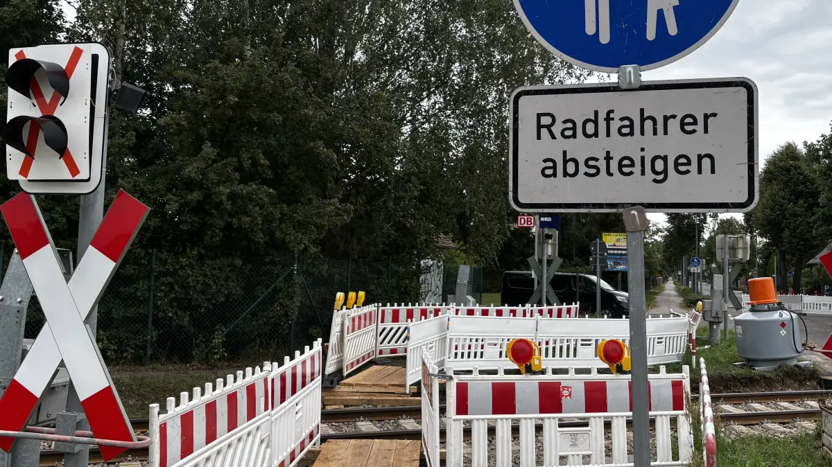 Offiziell dürfen Fußgänger den Bahnübergang in der Frankfurter Straße passieren. Doch oft braucht man Kletterkünste, um das zu schaffen. Ein E-Bike kann wohl kaum jemand über die Gleise heben. Die Bahn schweigt zu dem Chaos.