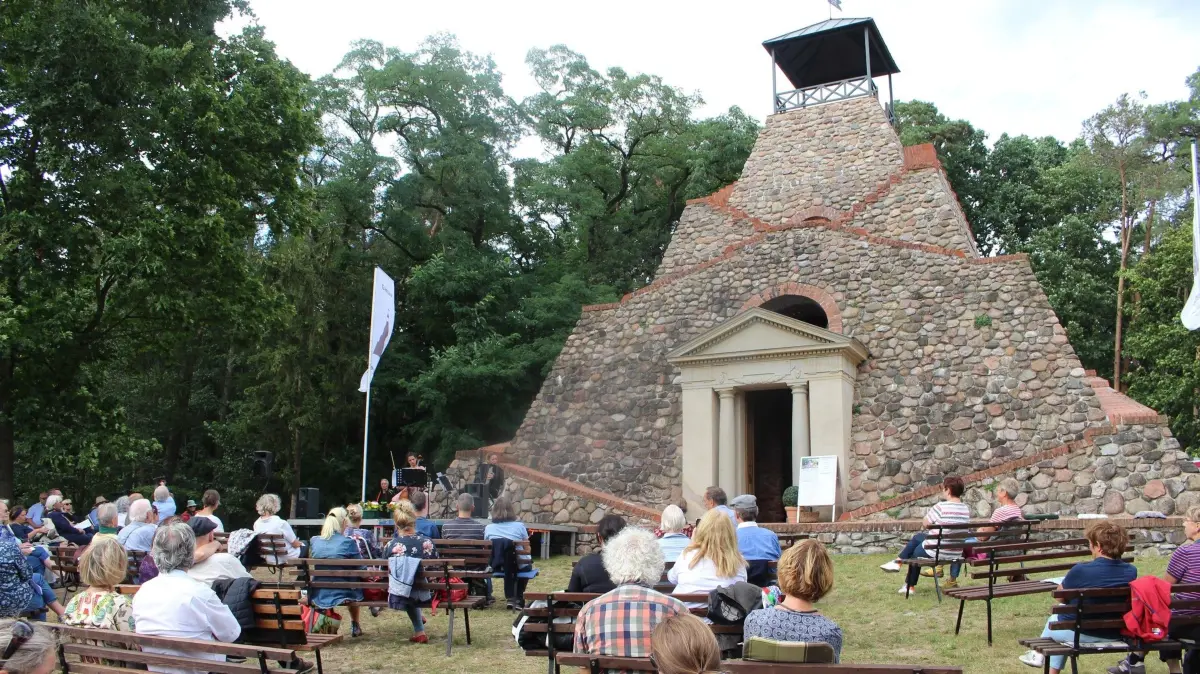 Die Feldsteinpyramide Garzau im ehemaligen Landschaftspark des Grafen Schmettau ist einmal mehr besondere Konzert-Kulisse.