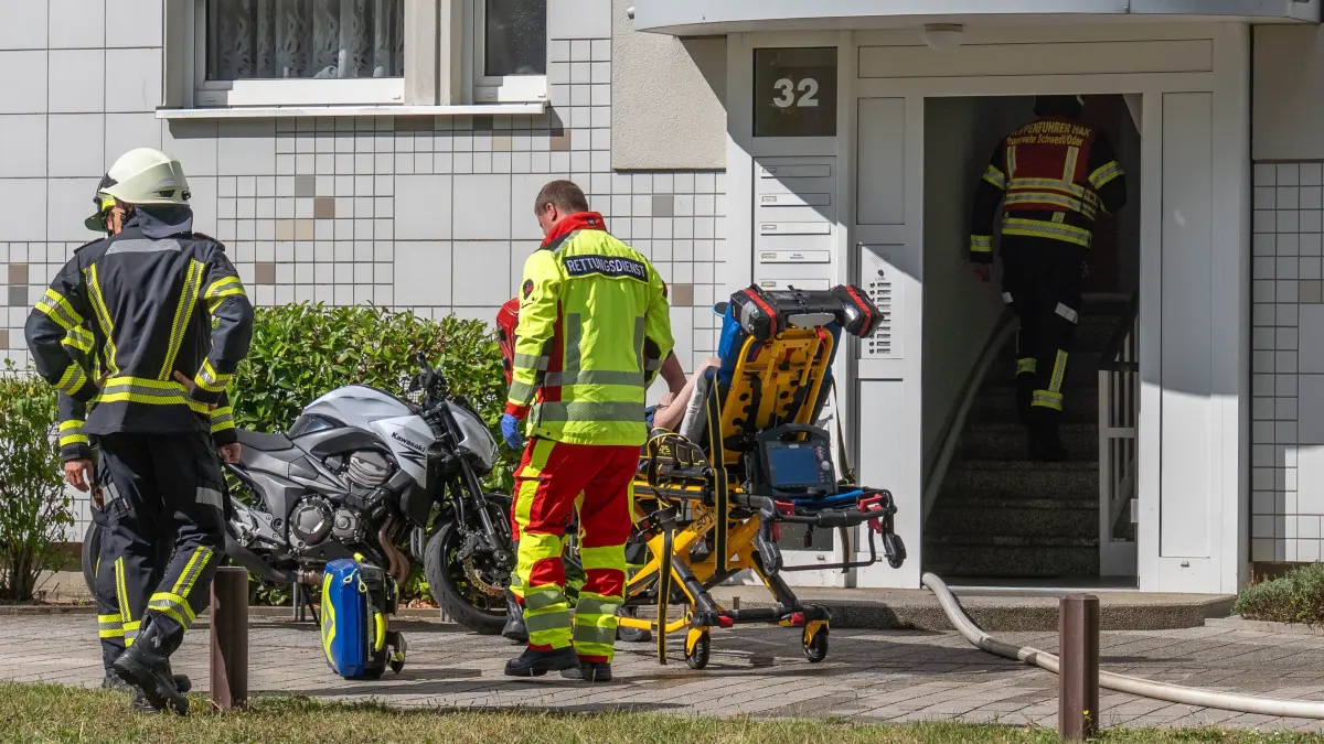 Feuerwehr: Schwedt, 25.08.2026: Die Feuerwehr und Rettungsdienst rückten zu einem Wohnungsbrand in der
Ferdinand-von-Schill-Straße aus. Der Bewohner befand sich noch in der Wohnung.