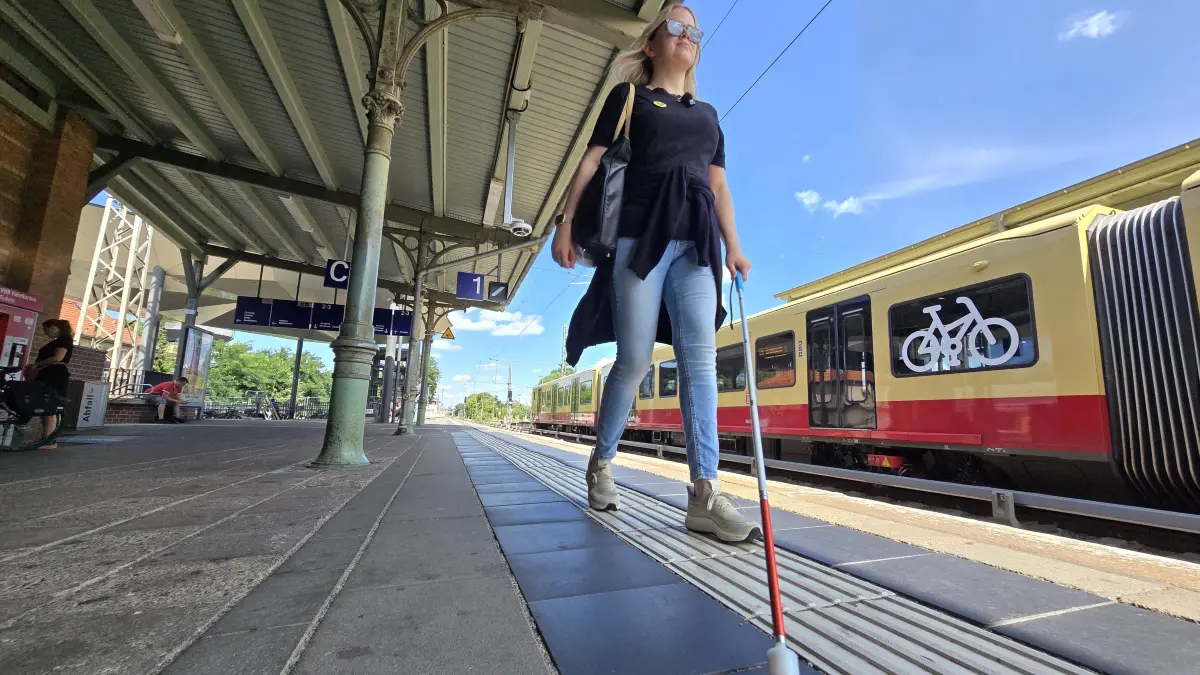 Jasmin Steppat kommt ursprünglich aus Königs Wusterhausen und ist sehbehindert. In den sozialen Medien zeigt sie, welche Hindernisse in ihrer Heimatstadt blinden Menschen Probleme machen.