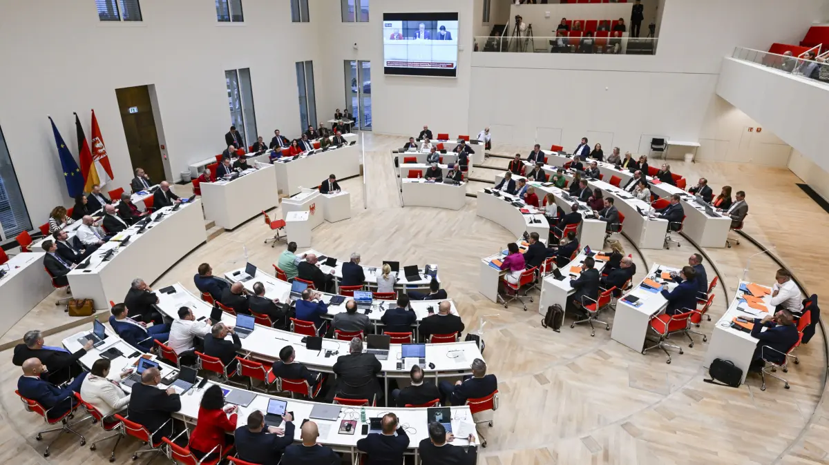 Der Landtag von Brandenburg bei einer Plenarsitzung. Ein Verein sieht nachholbedarf im Land um die Transparenz zu steigern. (Symbolbild)