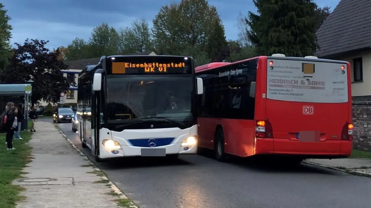 zwei Busse im Bereich der Neuzeller Grundschule am Fasanenwald