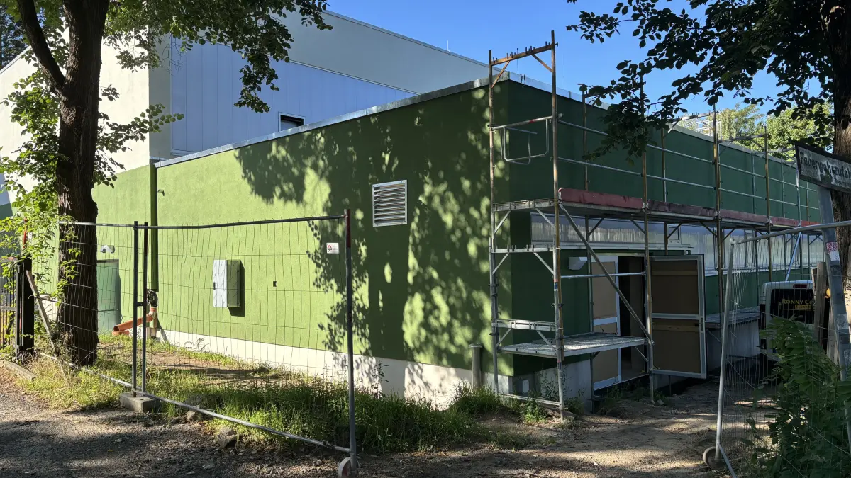 Die Turnhalle in der Beckmannstraße in Frankfurt (Oder) ist auch zum neuen Schuljahr 2026/2027 noch nicht fertiggestellt. Was die Gründe sind.