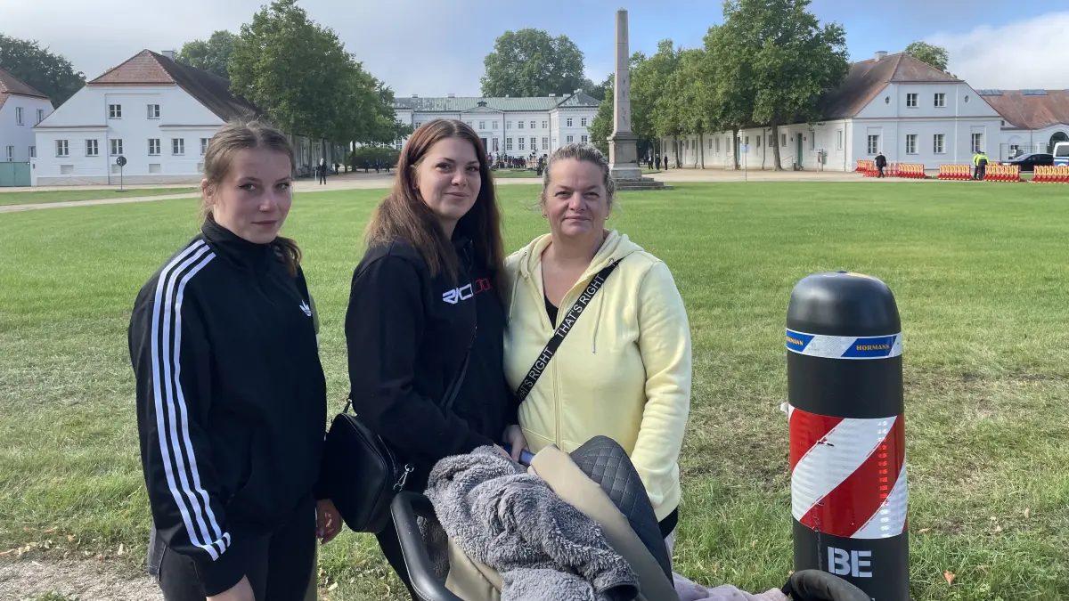 Zaungäste: Paula Zimmermann (v.l.) , Svenja und Mandy Müller haben sich das Spektakle am Schloss Neuhardenberg angeschaut. Dazu haben sie eine ganz klare Meinung.