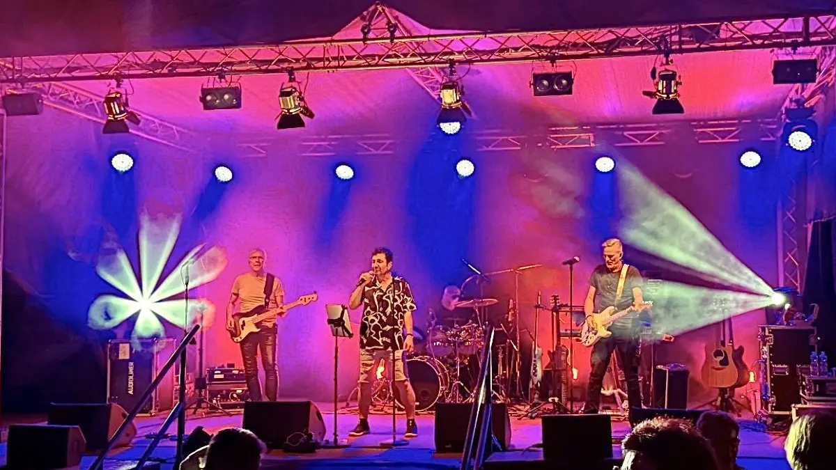 Die Band Treibholz heizte dem Publikum in Wriezen auf der Freilichtbühne 2025 ordentlich ein. Wer 2026 beim Sommerklang spielt.