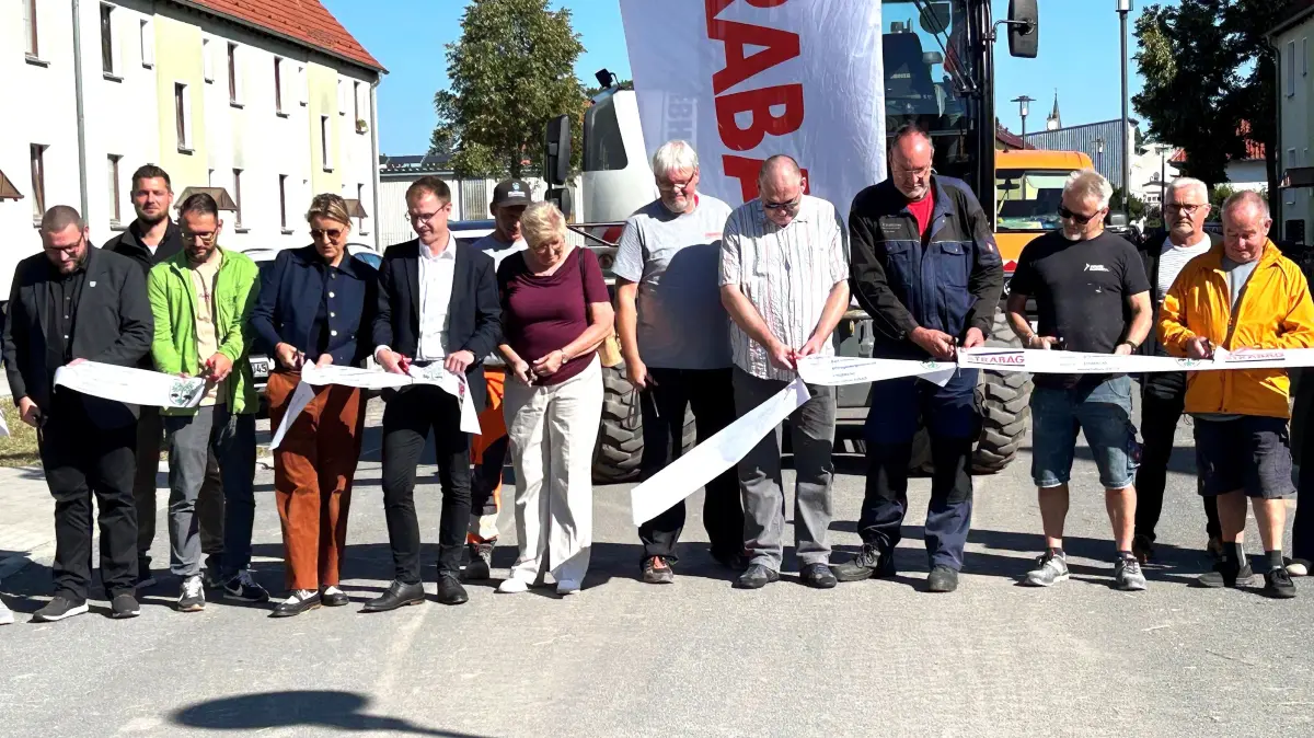 Banddurchschnitt in Eberswalde: Anwohner, Stadtverordnete, Firmenvertreter und Rathauspersonal geben mit dem Einsatz von Scheren den sanierten Teilabschnitt des Karl-Marx-Ringes frei.