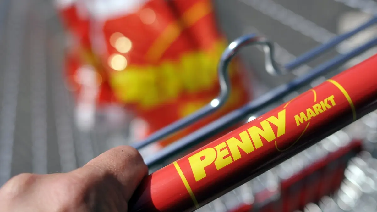 Ein Einkaufswagen mit der Aufschrift "Penny Markt" steht am Montag (23.05.2011) in Köln vor dem Eingang eines Supermarktes der Kette Penny. Die Penny-Mutter Rewe stellt am Dienstag (24.05.2011) ihre Jahresbilanz vor. Foto: Henning Kaiser dpa/lnw ++ +++ dpa-Bildfunk +++