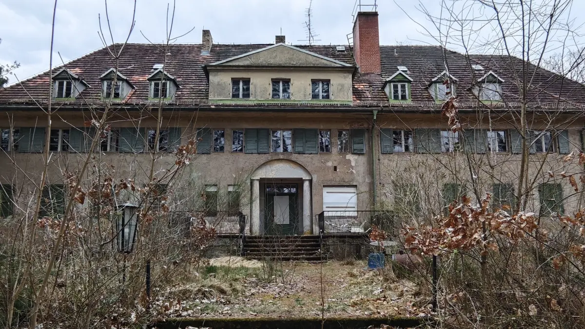 Das alte Hospiz "Zur Furche" in Bad Saarow steht seit Jahren leer. Mehrfach schon gab es dort Einsätze der Feuerwehr. Warum man diesen Lostplace meiden sollte. (Archivfoto)