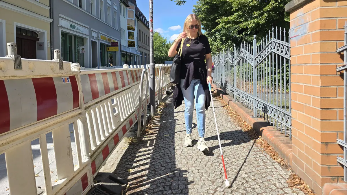 Jasmin Steppat kommt ursprünglich aus Königs Wusterhausen und ist sehbehindert. In den sozialen Medien zeigt sie, welche Hindernisse in ihrer Heimatstadt blinden Menschen Probleme machen.