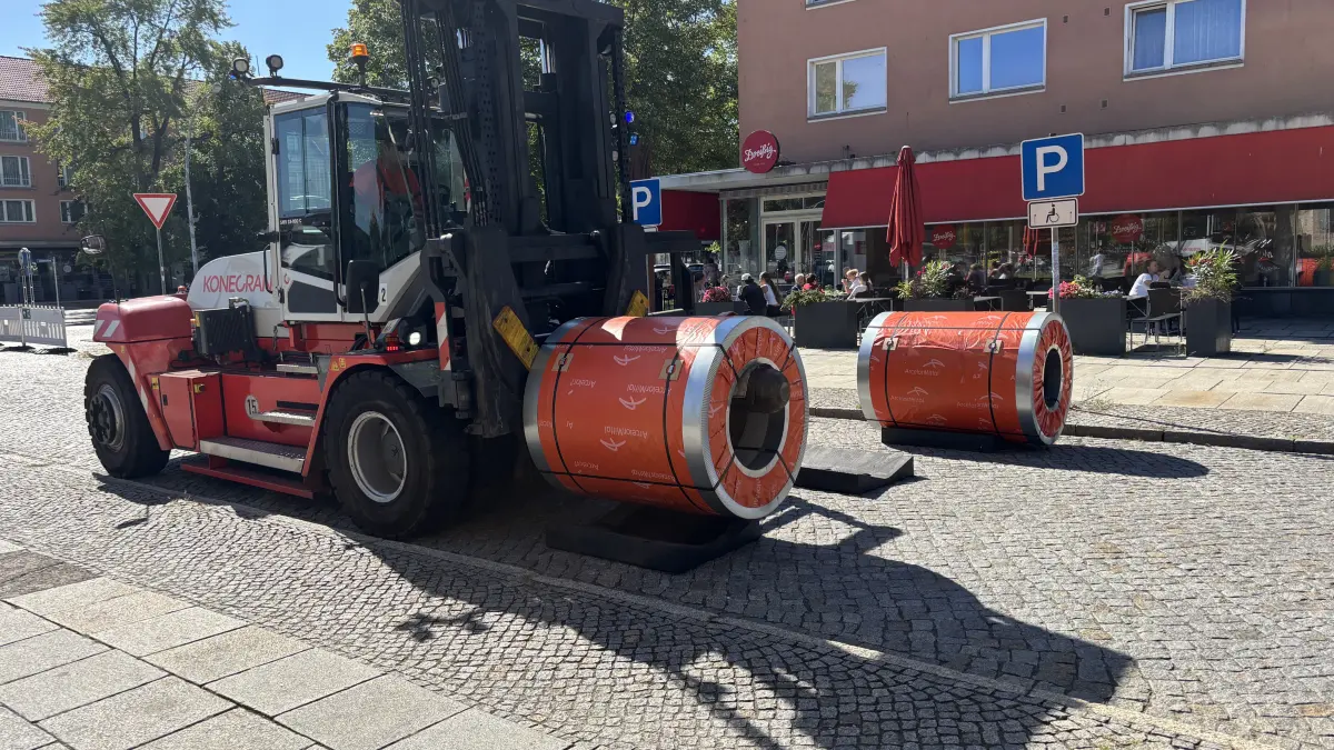Sicherheit mit besonderem Gewicht: Coils von ArcelorMittal Eisenhüttenstadt wurden am Dienstag (15. August) unter anderem in der Puschkinstraße deponiert.