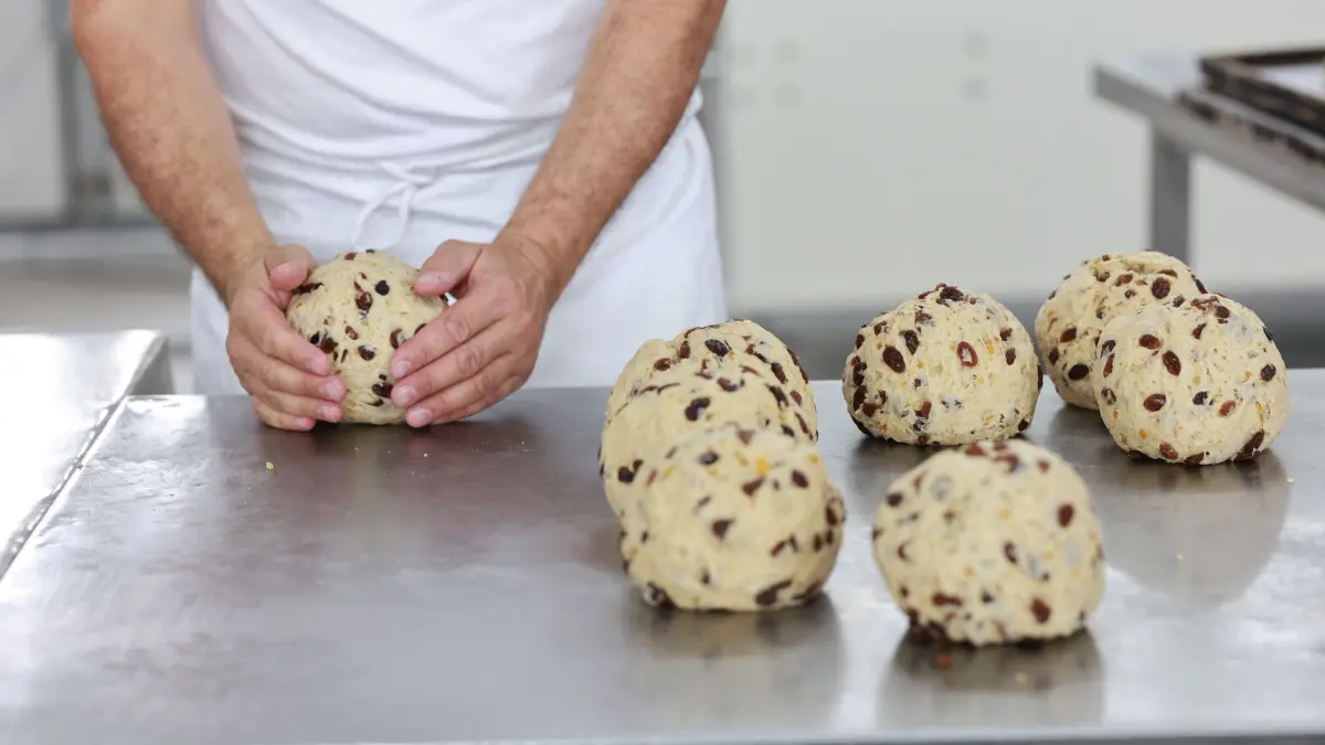 Teigrohlinge für den Halberstädter Domstollen liegen in der Halberstädter Bäcker und Konditoren GmbH auf einem Tisch. In Halberstadt hat das Backen des diesjährigen Halberstädter Domstollens begonnen. Insgesamt 2500 Stollen werden in den kommenden Tagen gebacken und anschließend im Remterkeller des Doms in Halberstadt zum reifen für 4 Wochen eingelagert. +++ dpa-Bildfunk +++