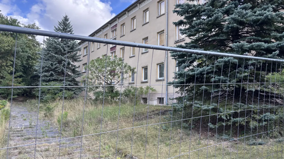 Abgesperrt und zugewachsen: Wohnblock an der Sonnenburger Straße in Bad Freienwalde. Wie die städtische WoBaGe als Eigentümer die Gebäude wieder bewohnbar machen will. Das ist geplant.