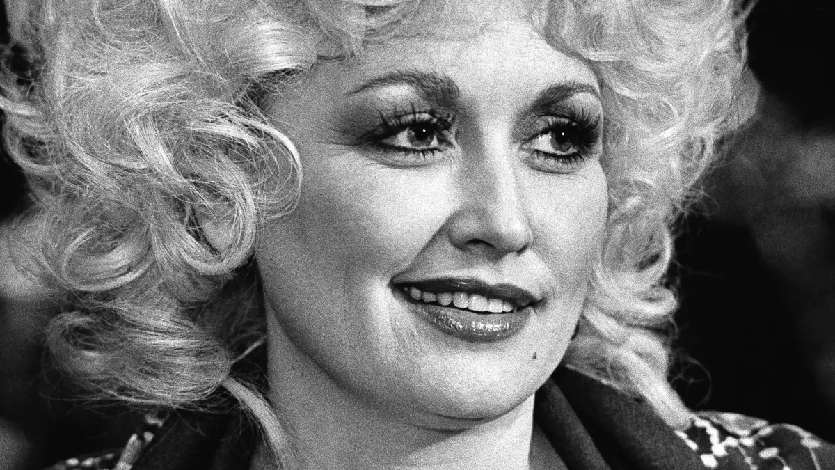 Country-Ikone Dolly Parton gestorben: ARCHIV - 11.11.1982, USA, Nashville: Die Country-Sängerin Dolly Parton bei einer Probe in Nashville am 11. November 1982. Foto: Mark Humphrey/AP/dpa +++ dpa-Bildfunk +++