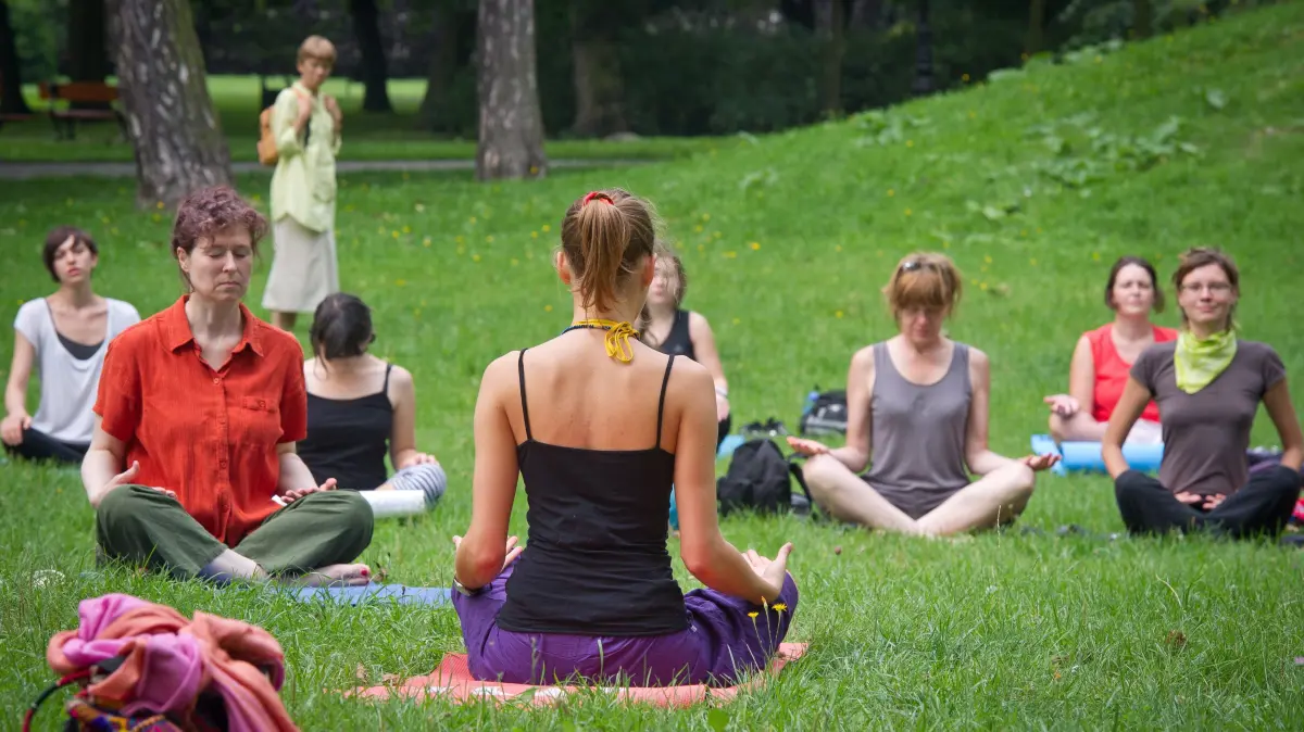 Menschen beim Yoga im Park. In Königs Wusterhausen geht es auch um die Gemeinschaft in der Bewegung. (Symbolbild)