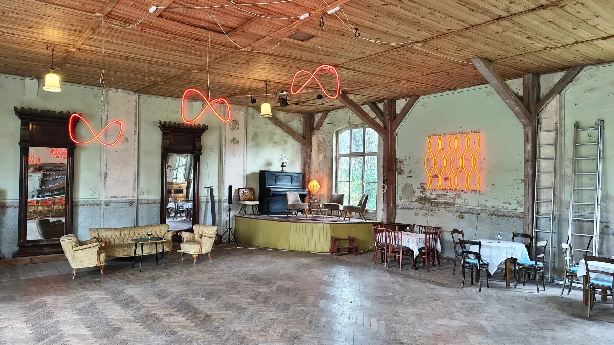 Charme der Vergangenheit: Der Alte Tanzsaal auf dem Hollerhof in Friedrichswalde. Er ist Teil einer besonderen Kultur und wird bis in die Gegenwart gern genutzt.
