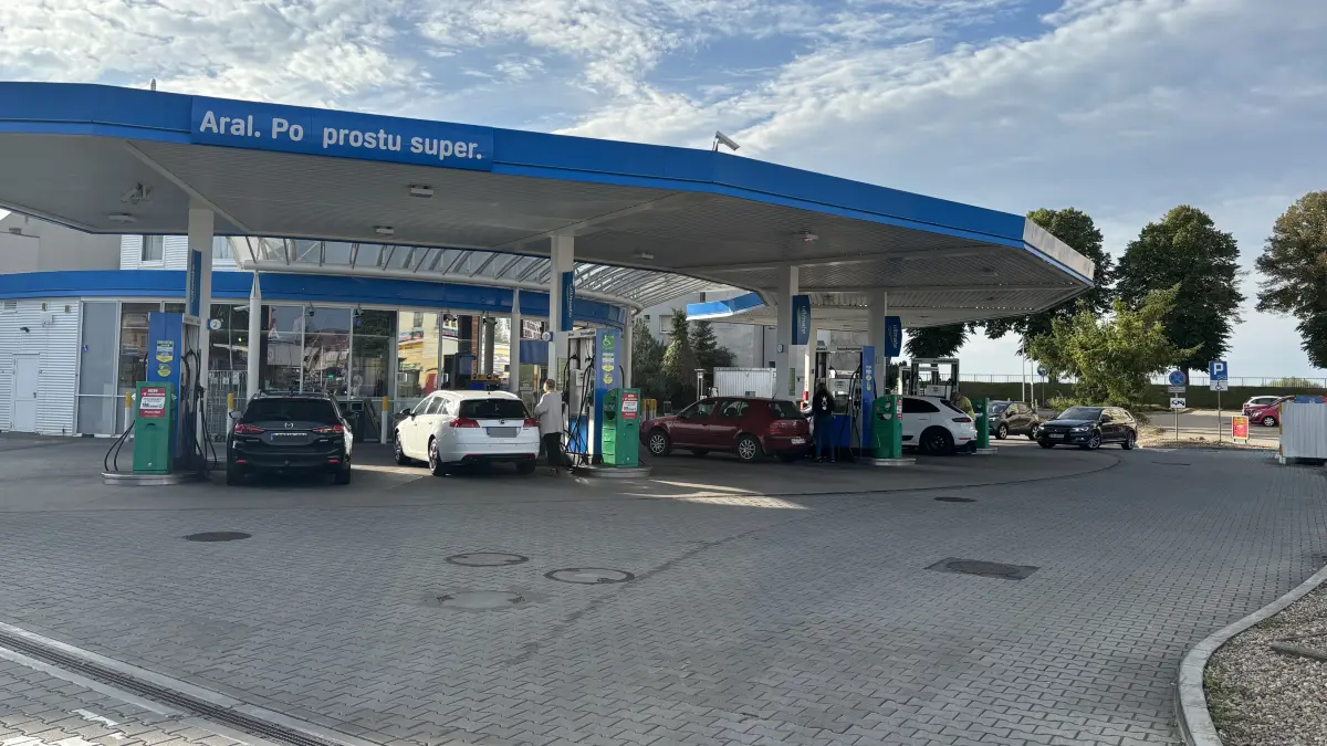 Selbst am frühen Vormittag ist an der Tankstelle in Słubice mehr los als in Frankfurt (Oder). Mehrheitlich fahren deutsche Autofahrer über die Stadtbrücke zum Tanke in die polnische Nachbarstadt.