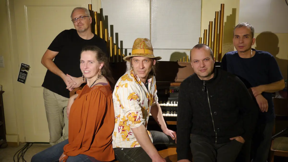 Die Musiker der Band "Die Zunft" halten das musikalische Erbe von Gerhard Gundermann lebendig. Die Band ist selbst Kult. Am 29. August 2026 ist die Band auf der Burg Greiffenberg bei Angermünde live zu erleben.