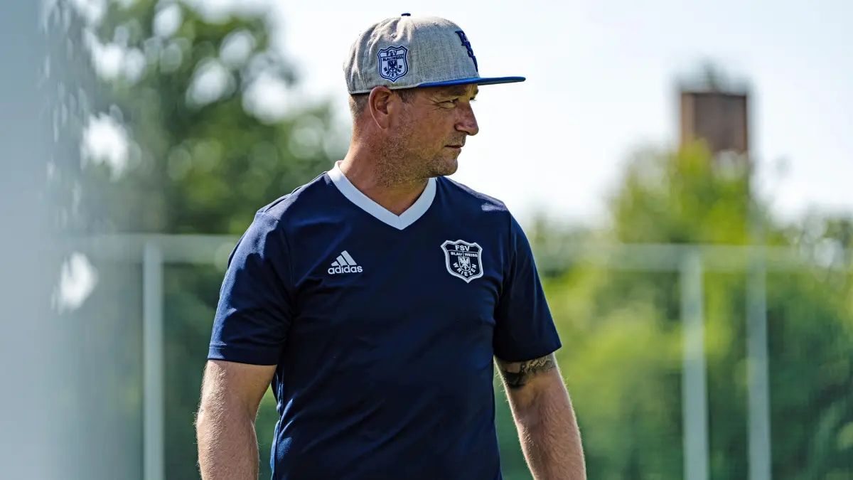 Matthias Schade, Trainer des FSV Blau-Weiß Wriezen, freut sich über die Win-win-Situation mit Marian Goldbach, der gleichzeitig für Brandenburgligist Viktoria Potsdam spielt.
